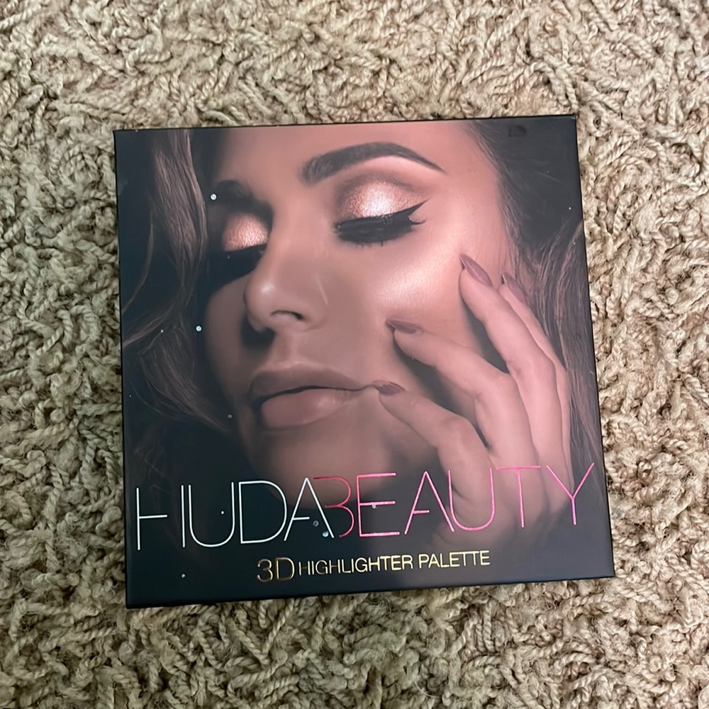 Huda beauty highlighter palette